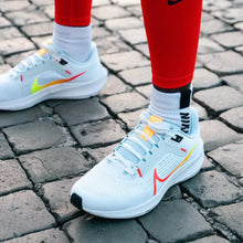 Load image into Gallery viewer, Women's Nike Air Zoom Pegasus 40 (White/Blue)