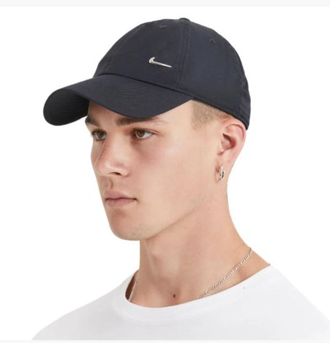 Nike Dri-FIT Club Cap Unstructured Club Metal Swoosh Black/(Metallic Silver)