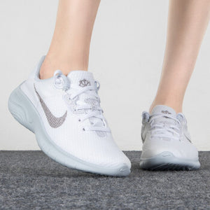 Nike Women's Experience Run 11 Next Nature (White/Pure Platinum)